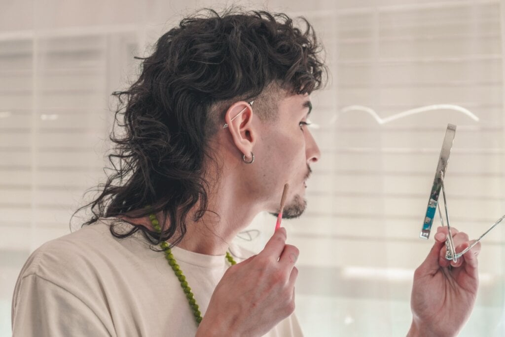 Homem com cabelo cortado em mullet 