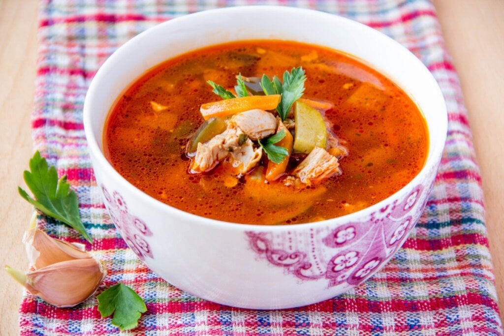 7 sopas ricas em proteínas para começar a semana