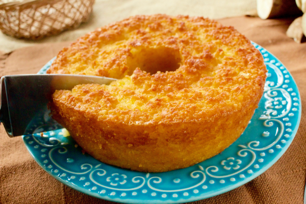 Bolo de mandioca em um prato azul