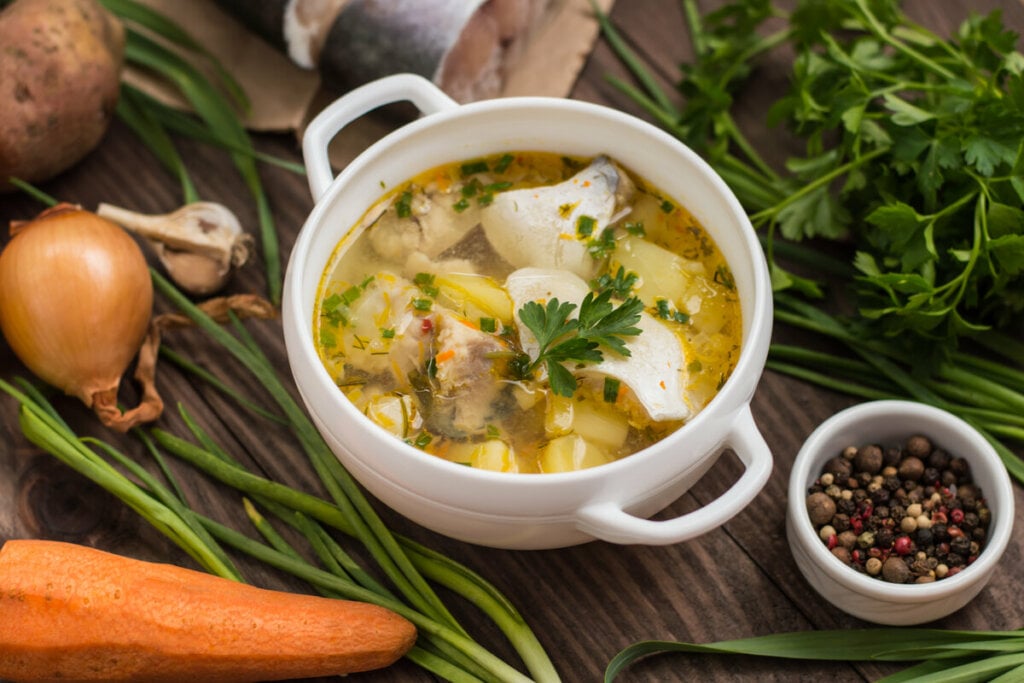 8 sopas ricas em proteínas para manter a dieta em dias frios