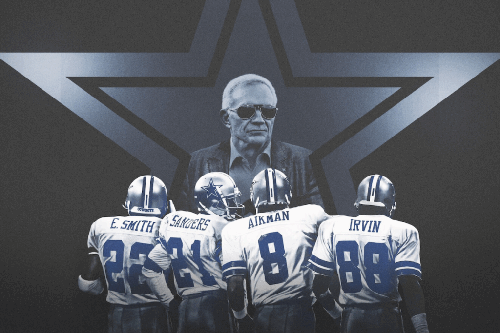 Imagem em preto e branco azulado com a ilustração de uma estrela no fundo, com a imagem de um homem de cabelo curto e branco, usando óculos escuro e de 4 homens com uniforme de futebol americano 
