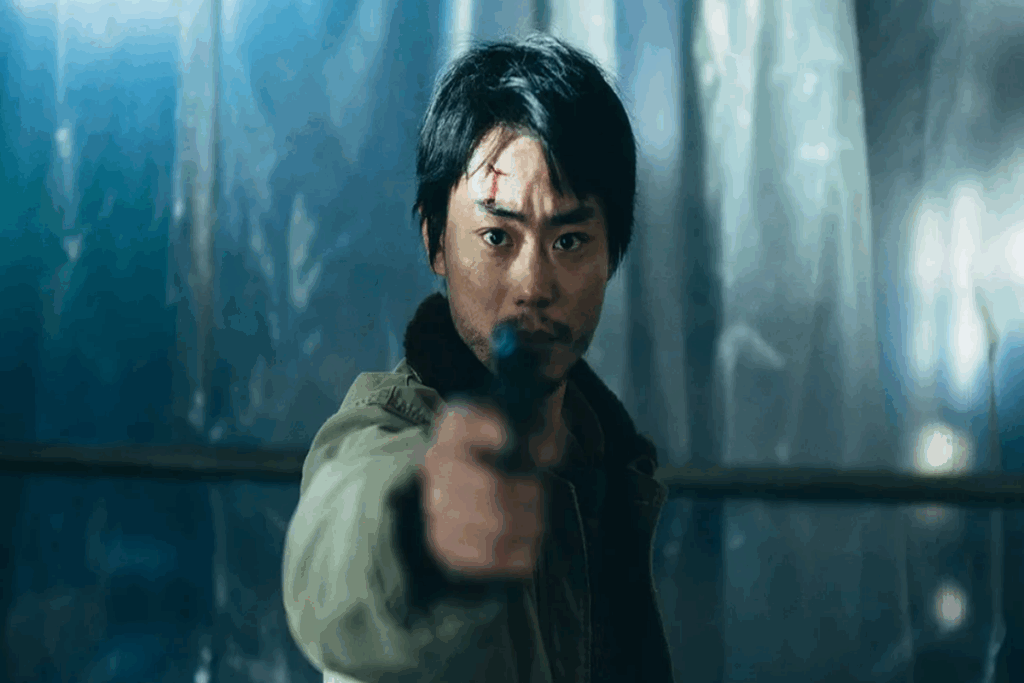 Homem oriental com um ferimento na testa e segurando uma arma, usando casaco verde 