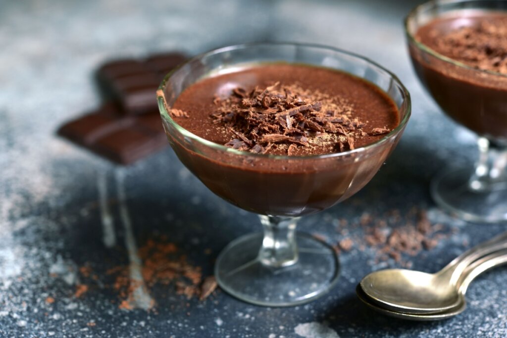 Musse de chocolate em uma taça em cima de uma superfície escura