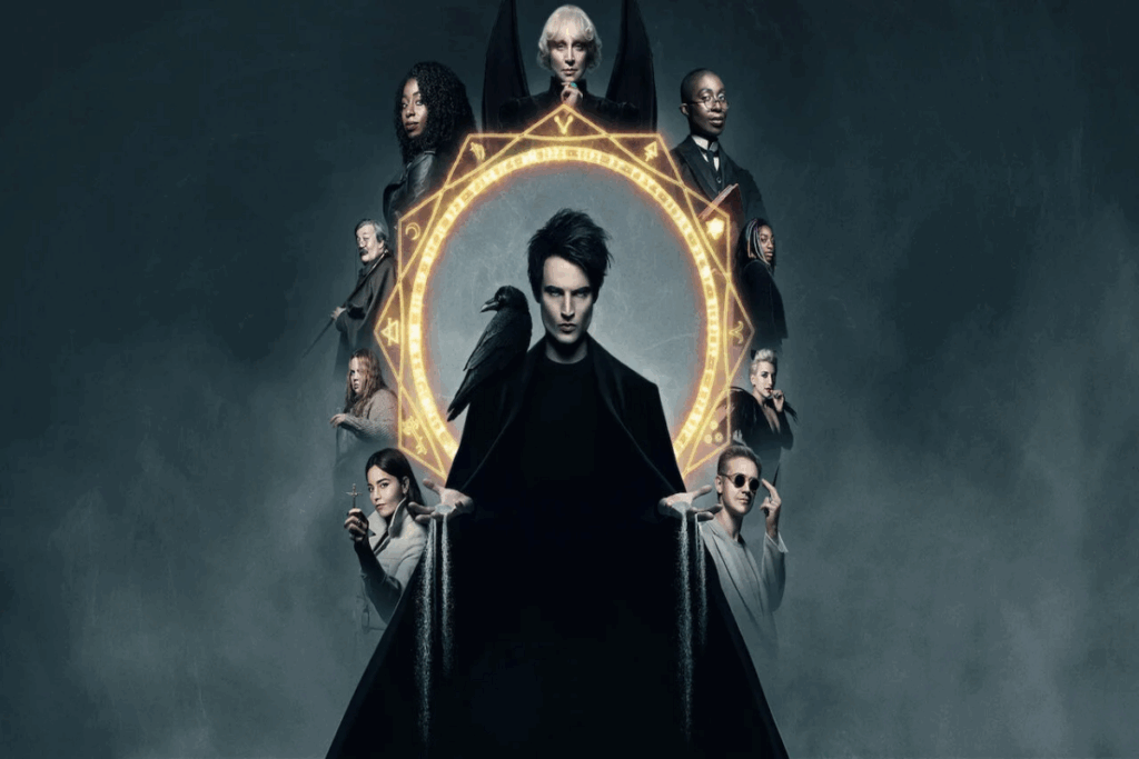 Imagem com um homem com o cabelo curto preto e usando roupas pretas com um corvo no ombro, atrás um círculo amarelo com diversas pessoas ao redor em fundo cinza