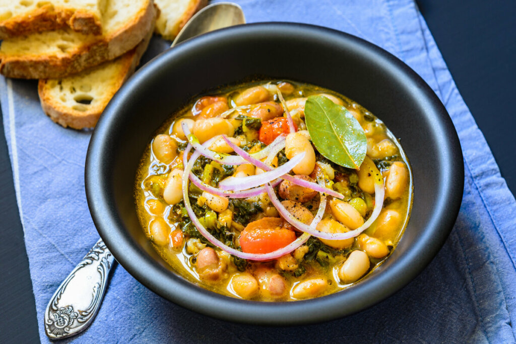 7 receitas de sopas leves para manter a dieta nos dias frios