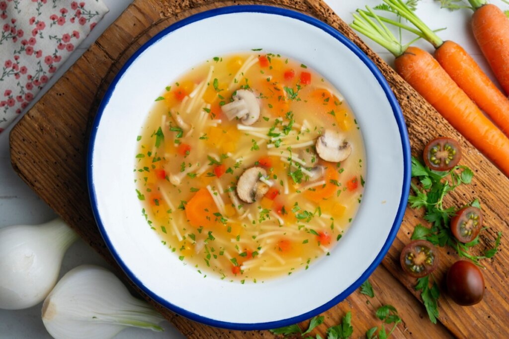 5 receitas de sopas saborosas e nutritivas para o almoço