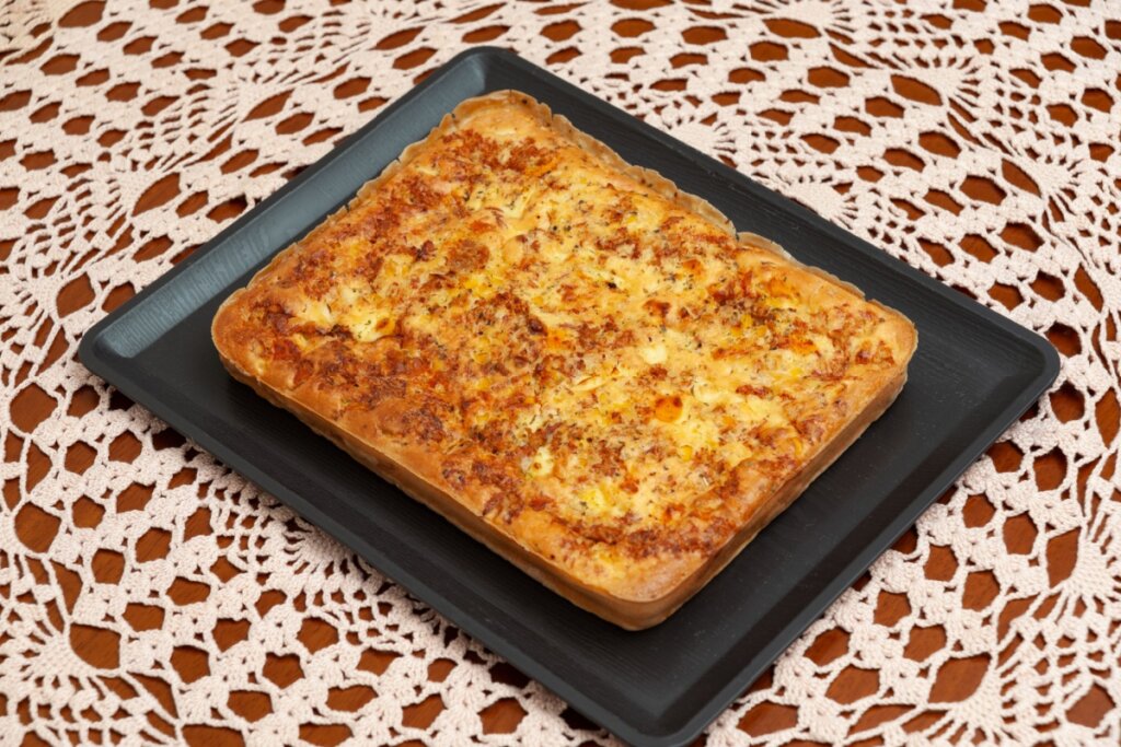 Torta em cima de uma travessa preta 