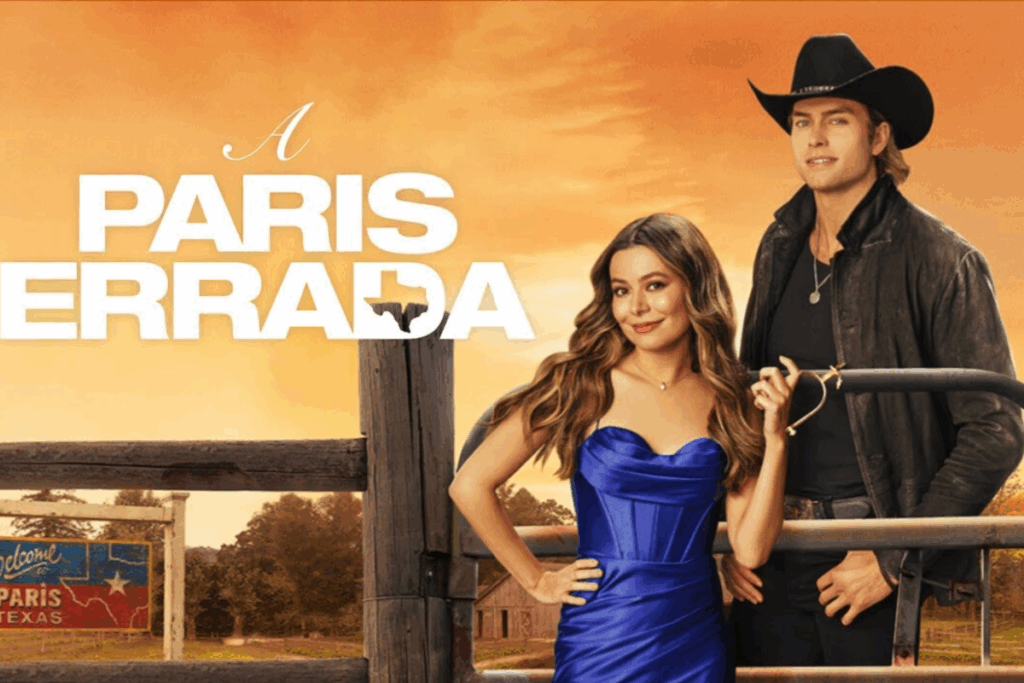 Mulher de vestido azul e homem de chapéu de caubói posando em frente a uma cerca com pôr do sol ao fundo e uma placa escrita “Welcome to Paris Texas”