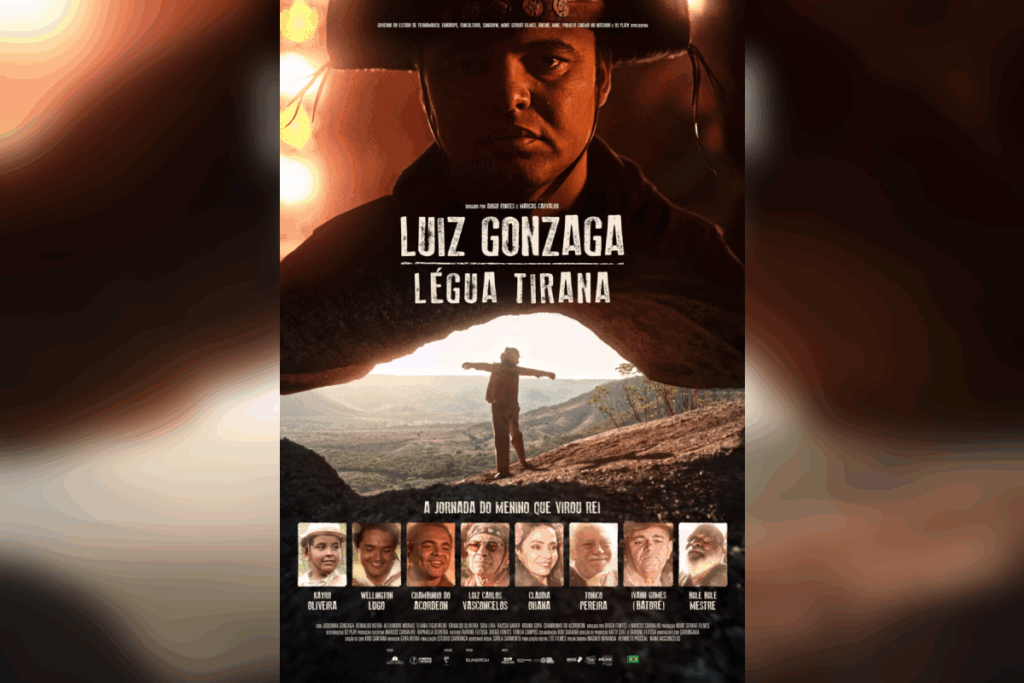 Cartaz de "Luiz Gonzaga: Légua Tirana" mostrando ator caracterizado como o músico usando chapéu de couro e, ao fundo, uma figura de braços abertos diante da paisagem do Sertão