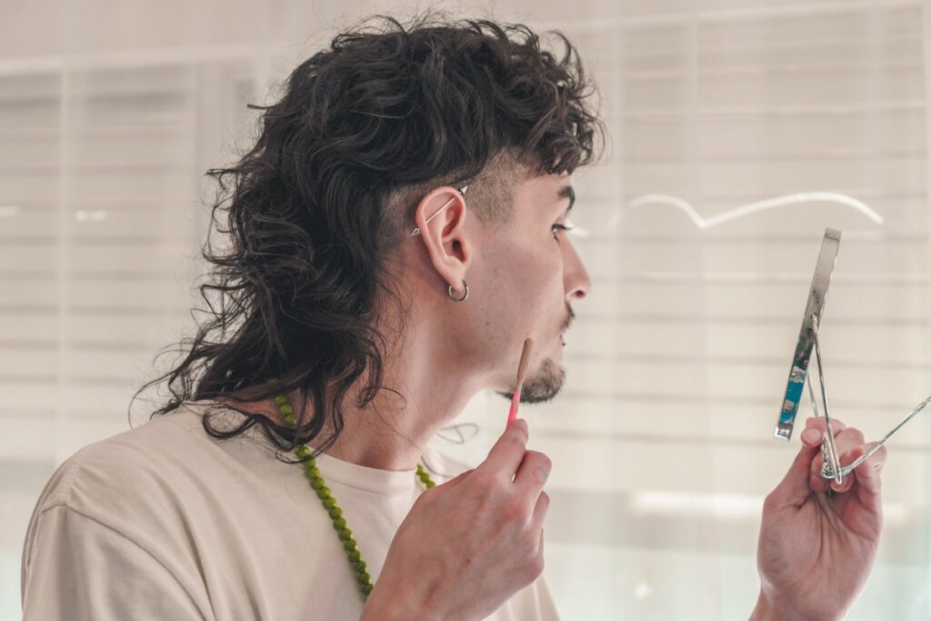 Homem com cabelo cortado em mullet