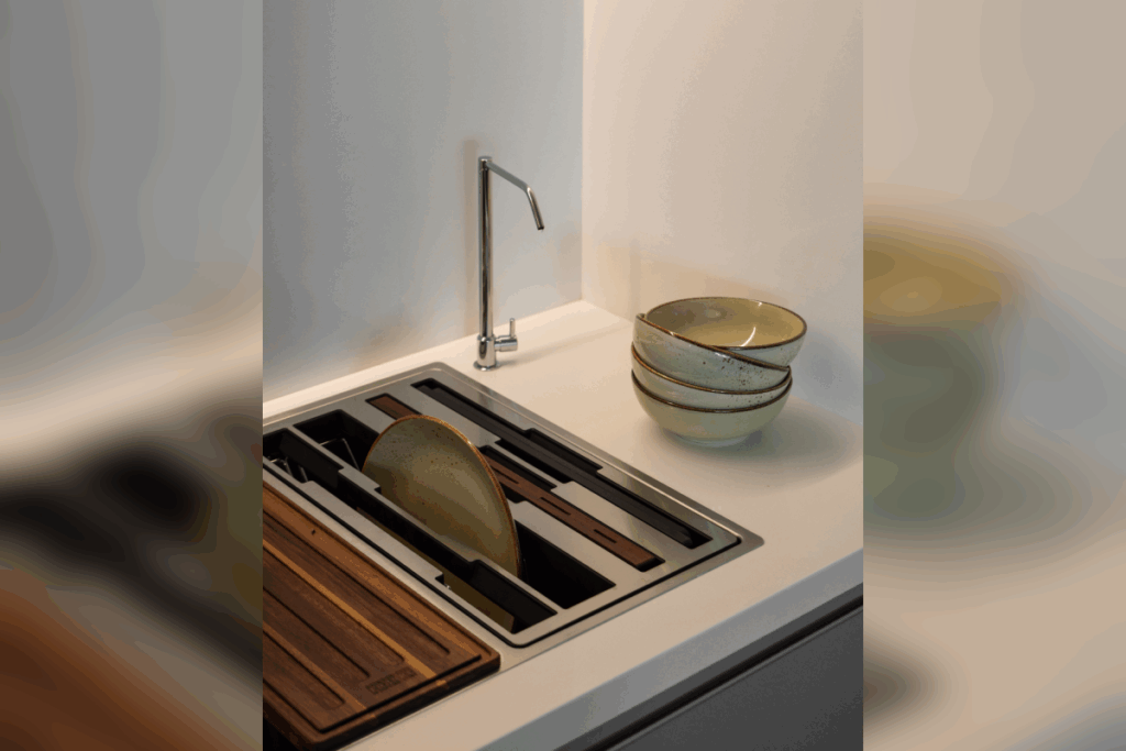 Detalhe de cuba gourmet com calha úmida embutida contendo acessórios de madeira e inox