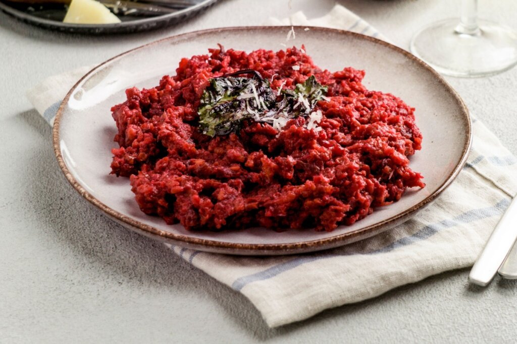 Prato branco com risoto de beterraba