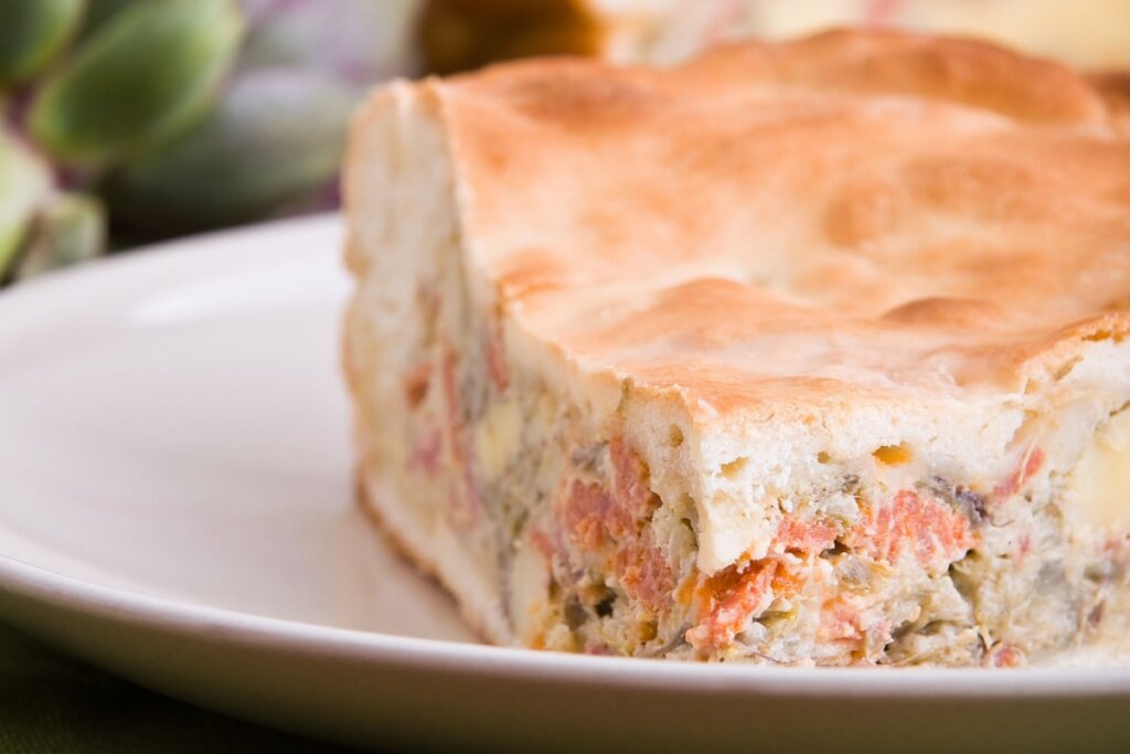 Prato branco com um pedaço de torta de alcachofra