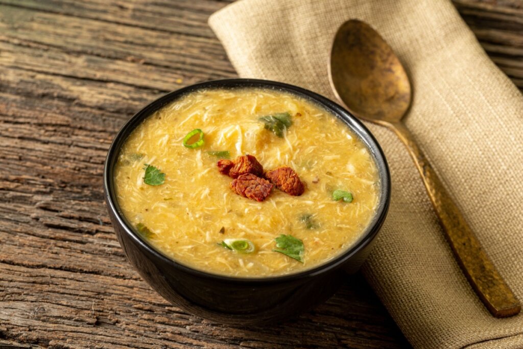 5 receitas de sopas, caldos e cremes com frango para o almoço
