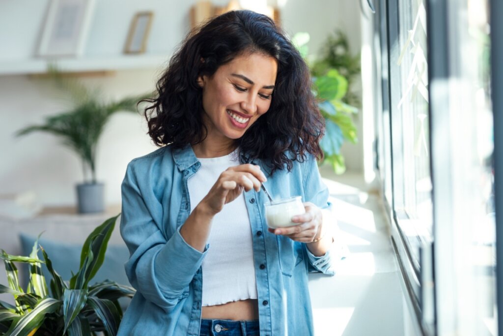 7 benefícios do iogurte natural e formas criativas de usá-lo