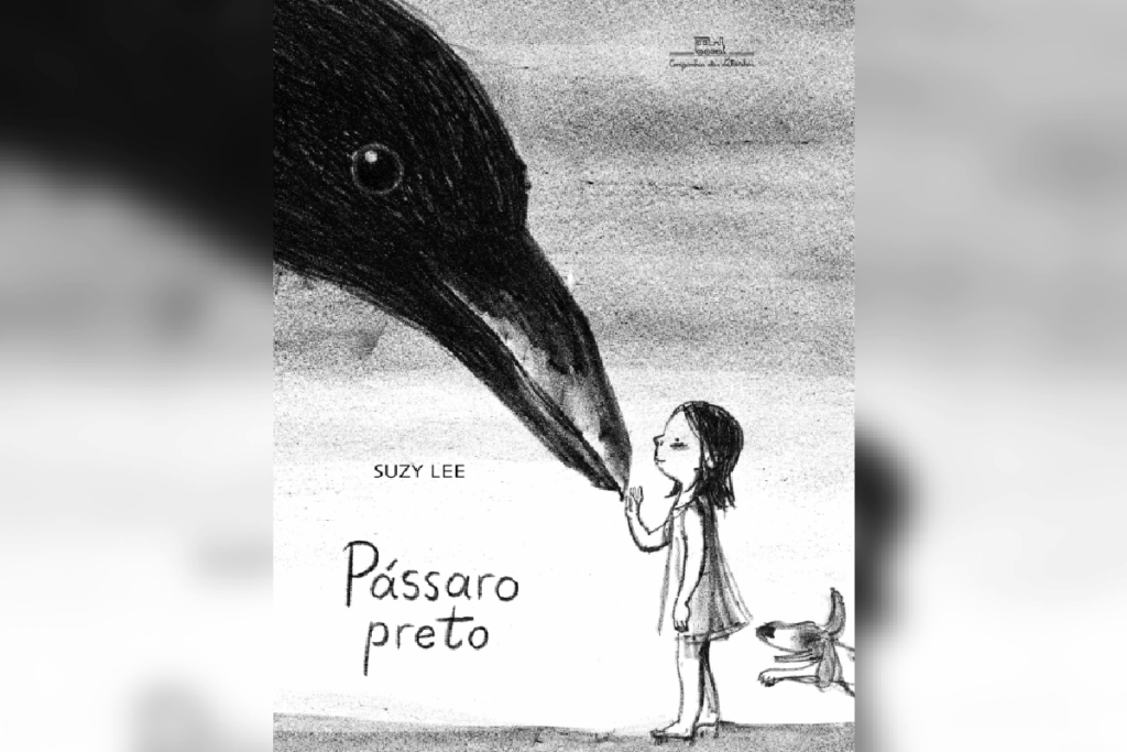 Capa do livro "Pássaro preto", em preto e branco, mostrando uma menina de vestido encarando um grande pássaro preto, com um cachorro ao lado