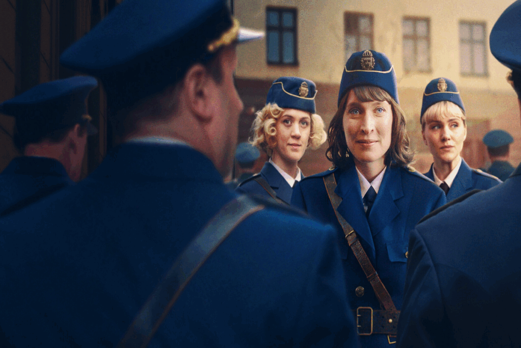 Imagem de três mulheres usando uniforme da polícia e imagem de um homem com roupa de policial de costas 
