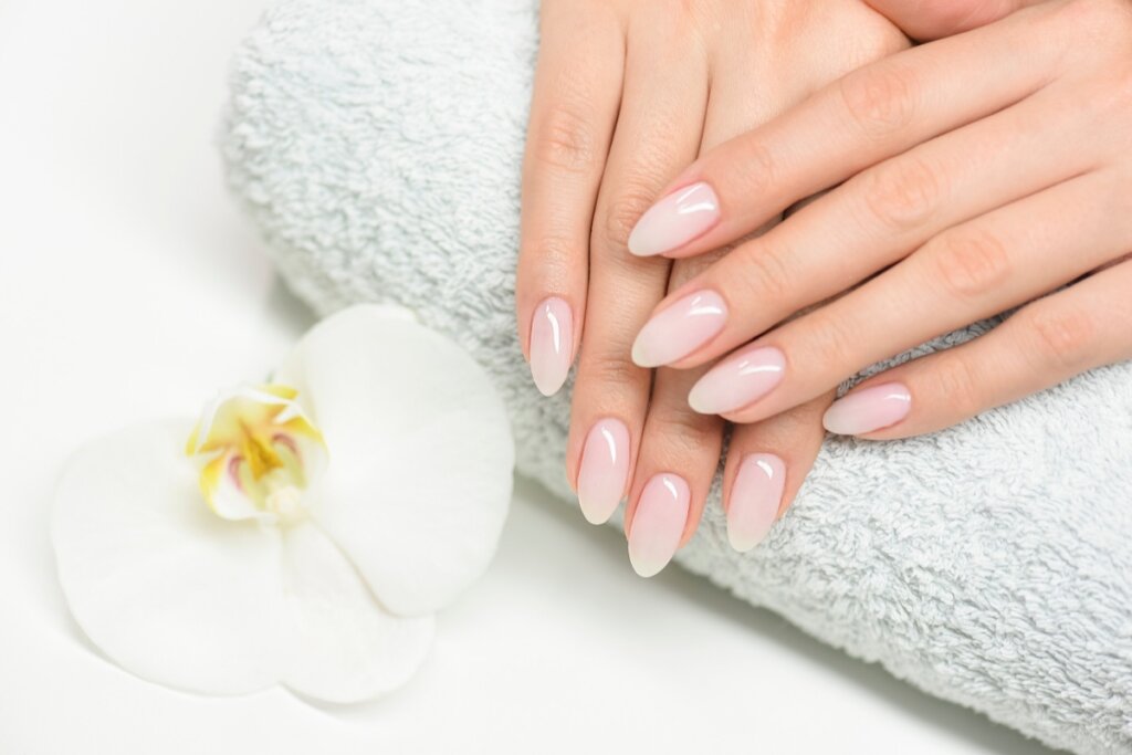 3 tendências de unhas com acabamento espelhado