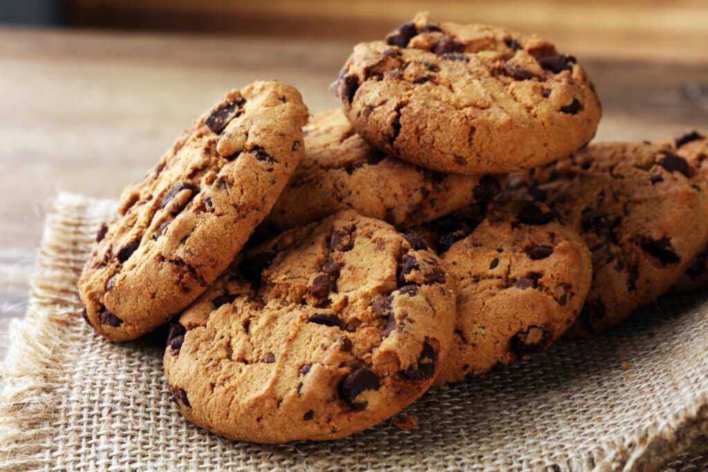 Cookies de chocolate servido em cima de pano de estopa em cima de mesa de madeira
