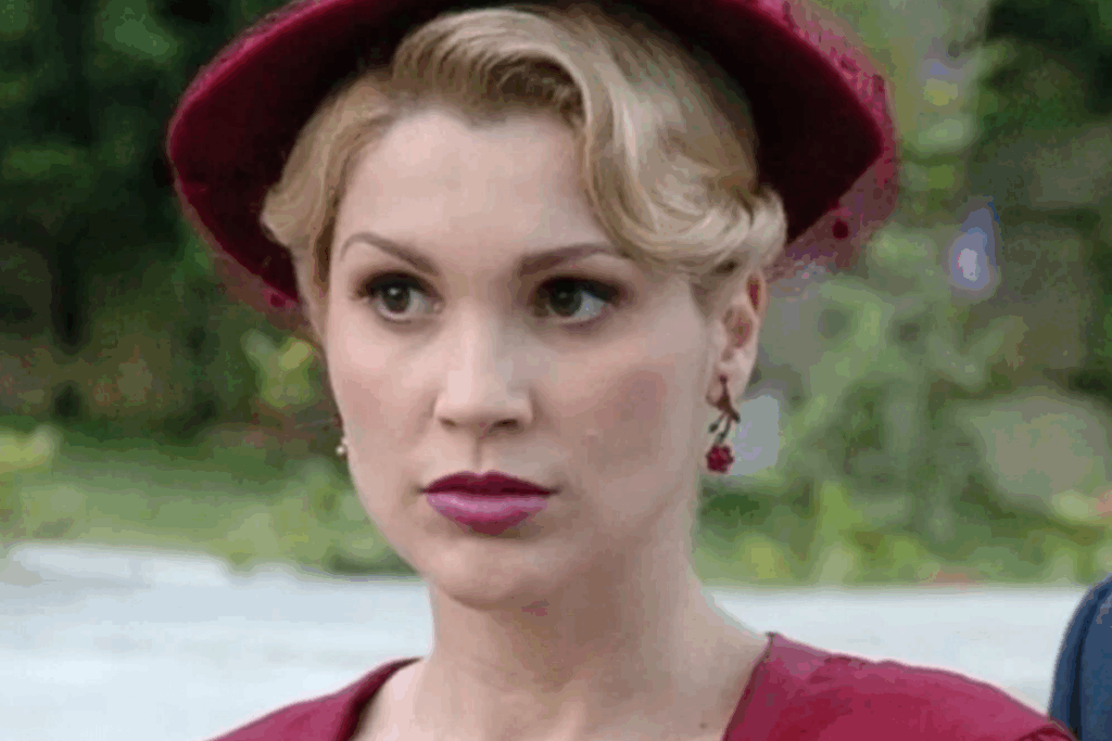 Mulher loira com chapéu vermelho, batom vermelho e roupa vermelha