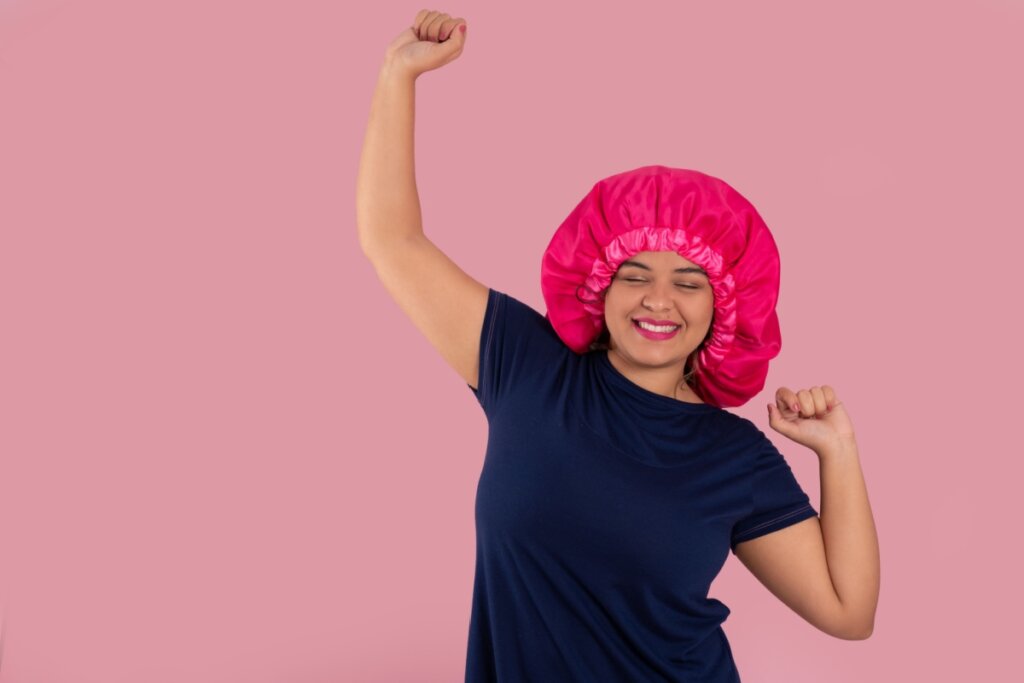 Touca de cetim: veja os benefícios do acessório para cabelo