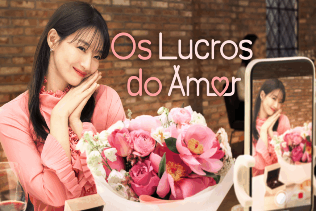 Mulher sorridente com flores da cor rosa à frente e imagem no celular