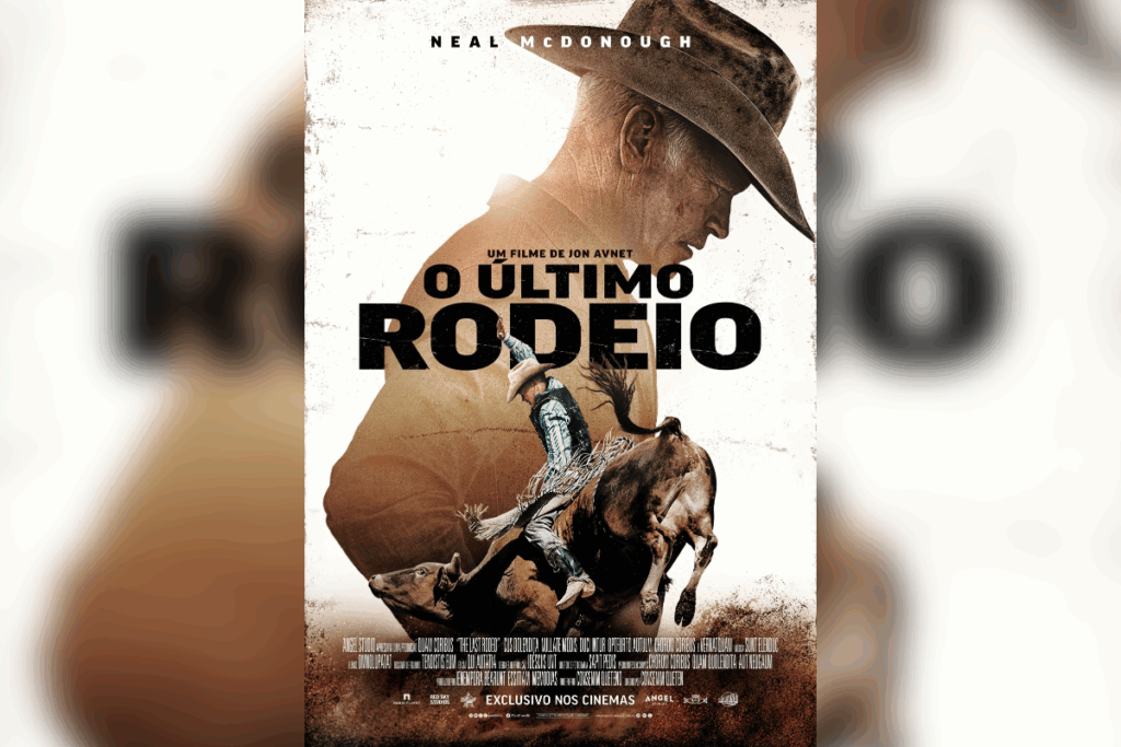 Pôster do filme “O Último Rodeio” mostrando um homem montando em um touro em movimento e o rosto do protagonista em sobreposição ao fundo