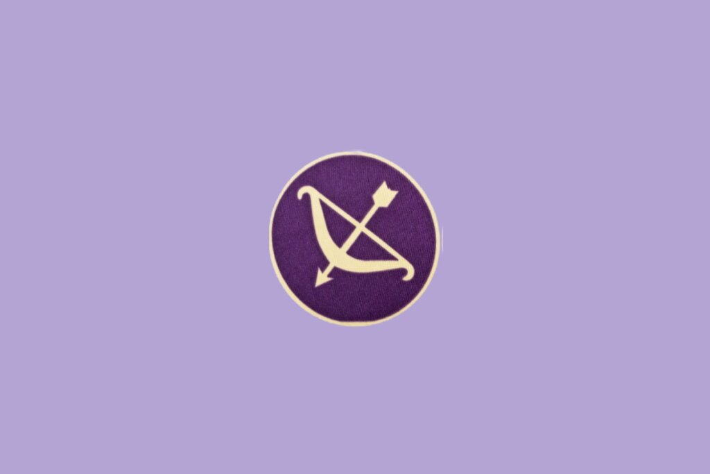 Ilustração minimalista do signo de Sagitário, com um arco e flecha em círculo roxo