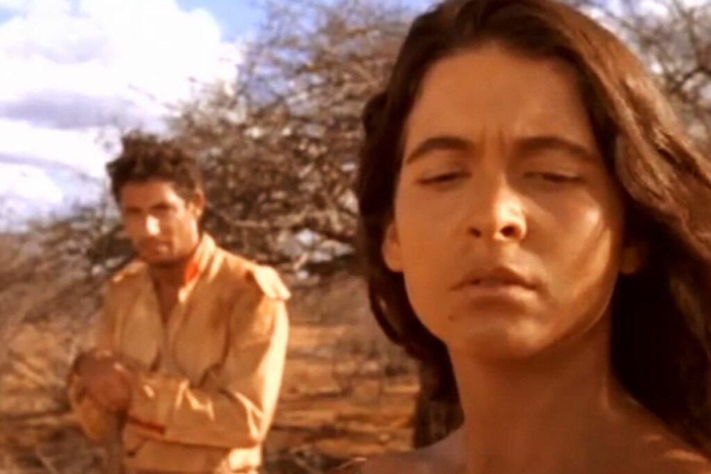 Personagens do filme 'Guerra de Canudos' conversando