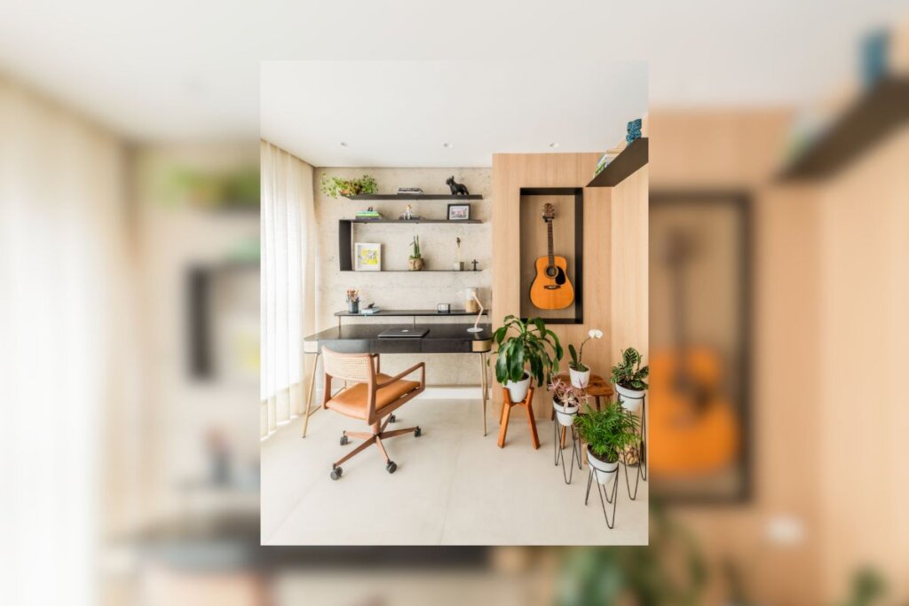 Home office em uma vara com plantas e janela com cortina branca na lateral 