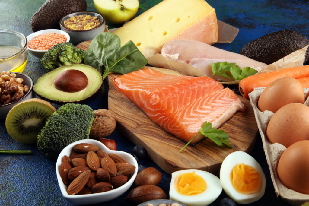 Alimentos ricos em proteínas, tais como salmão, ovos, frango e mais
