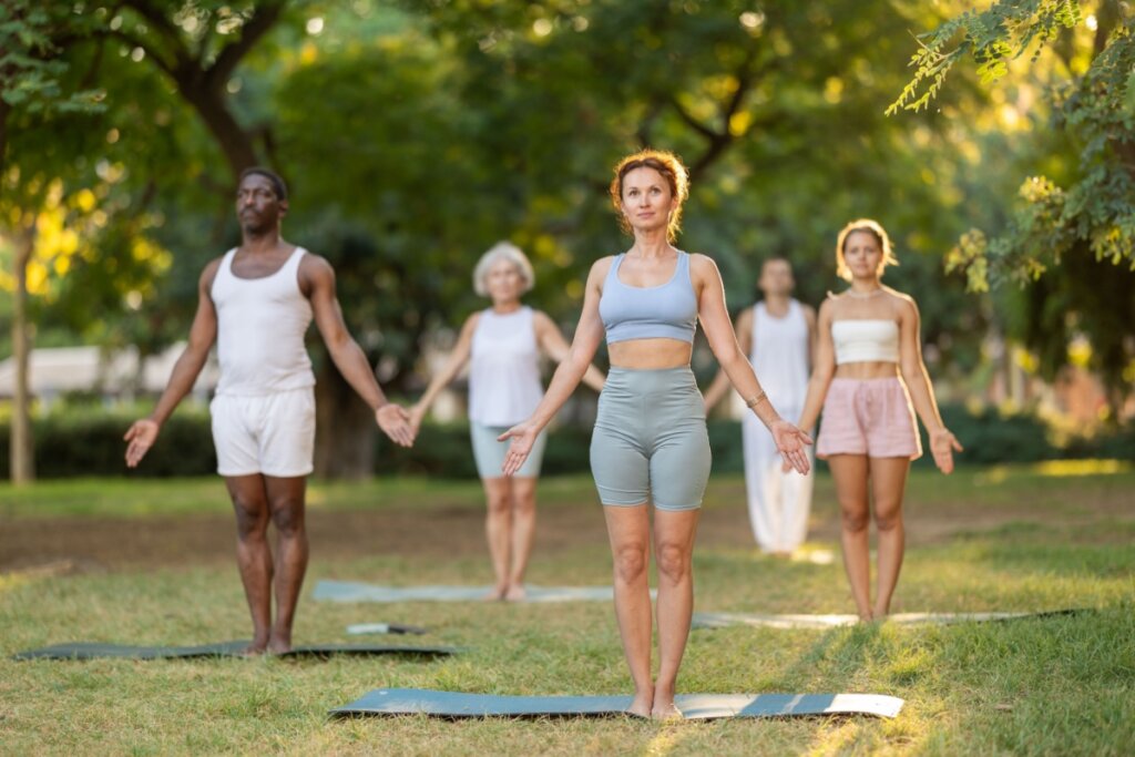 Posturas de yoga: 7 opções e os benefícios delas para a saúde