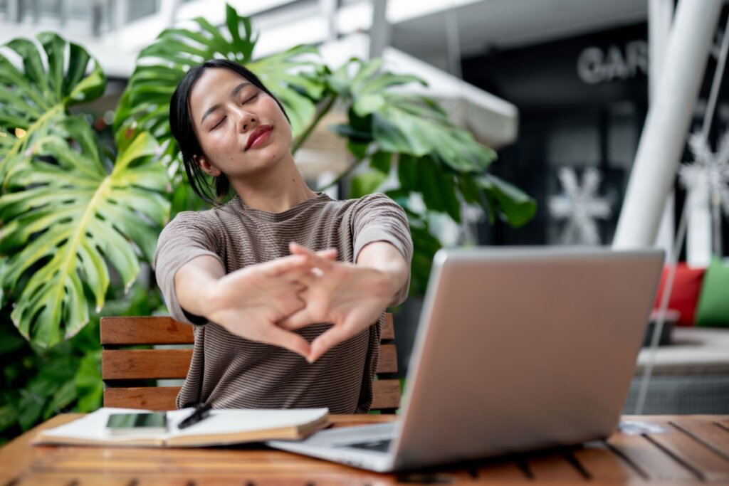 5 dicas de alongamento para fazer nos intervalos dos estudos para o Enem