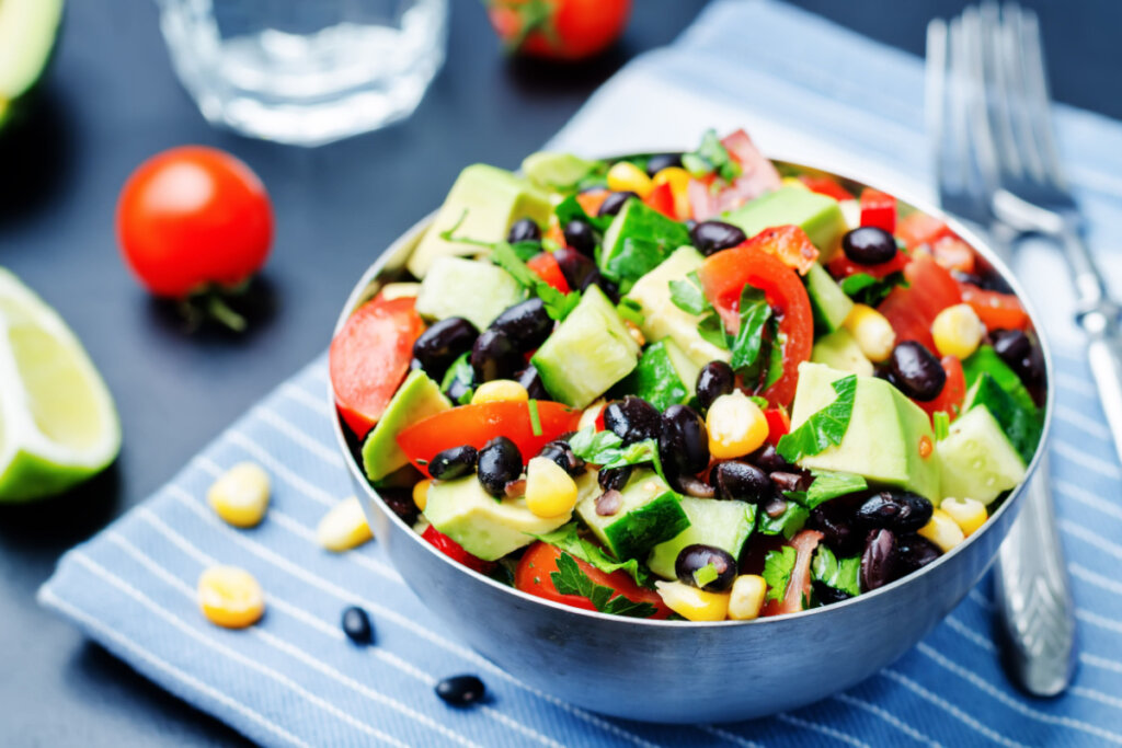 Salada de feijão-preto em recipiente metálico