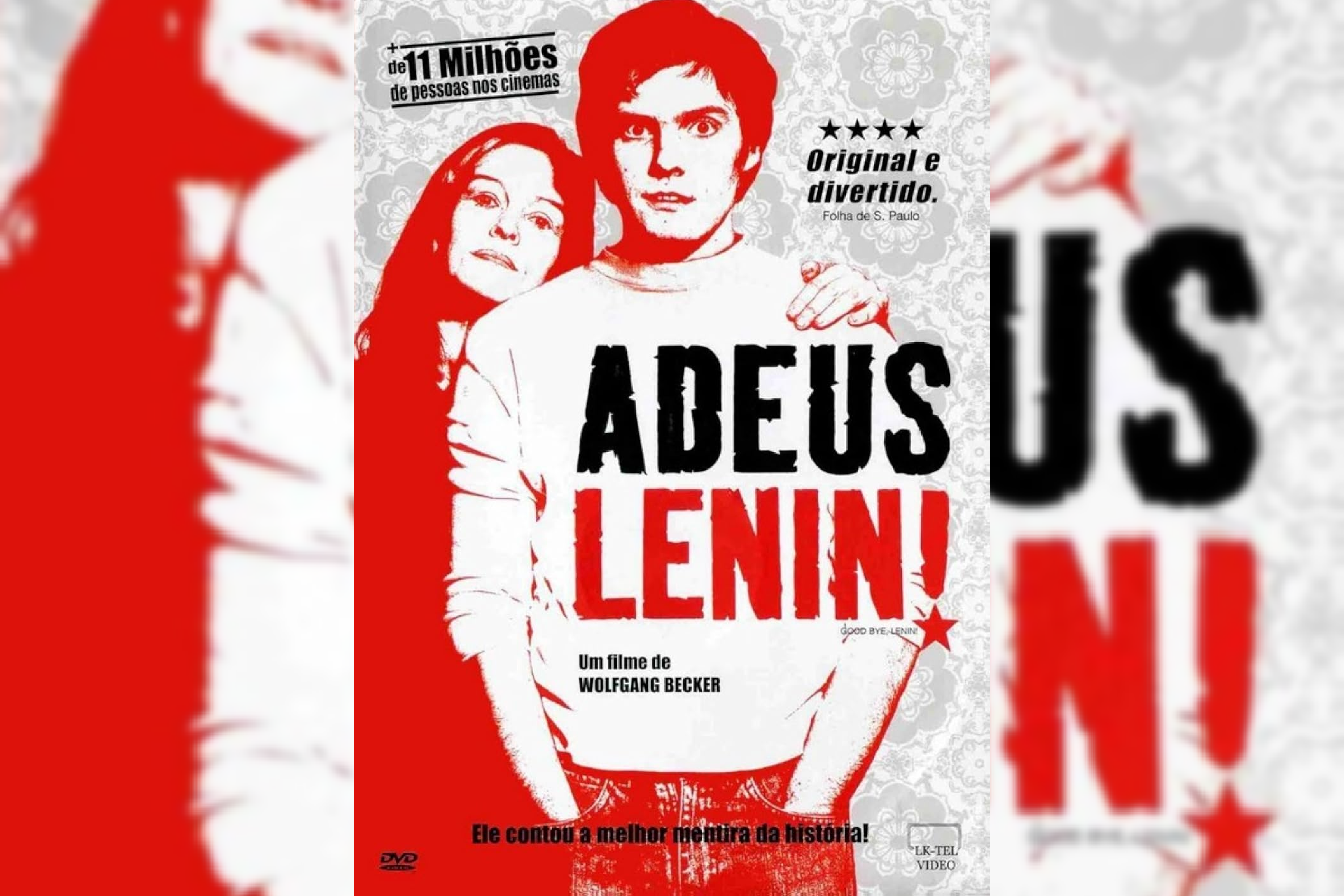 Homem e mulher aparecendo em primeiro plano, com o homem à frente e a mulher apoiando a mão em seu ombro, enquanto o título Adeus, Lenin! e informações do filme surgem ao centro