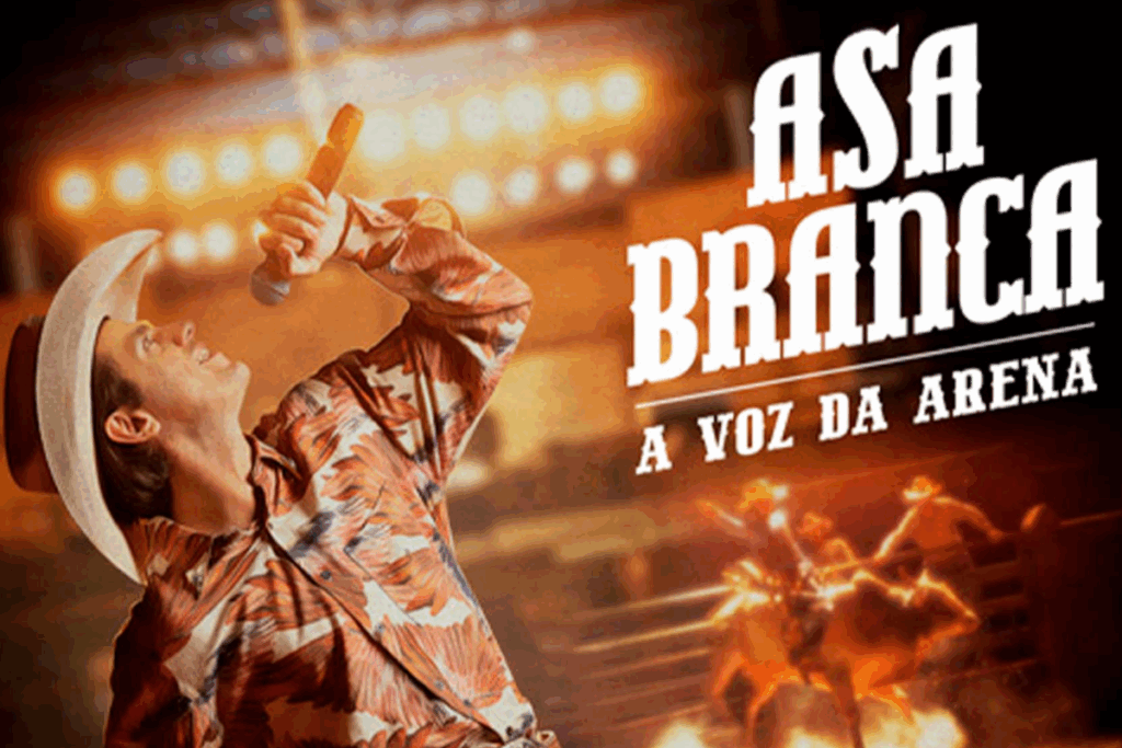 Cantor vestindo chapéu, segurando um microfone e se apresentando em um palco iluminado, com o texto “Asa Branca – A Voz da Arena” exibido