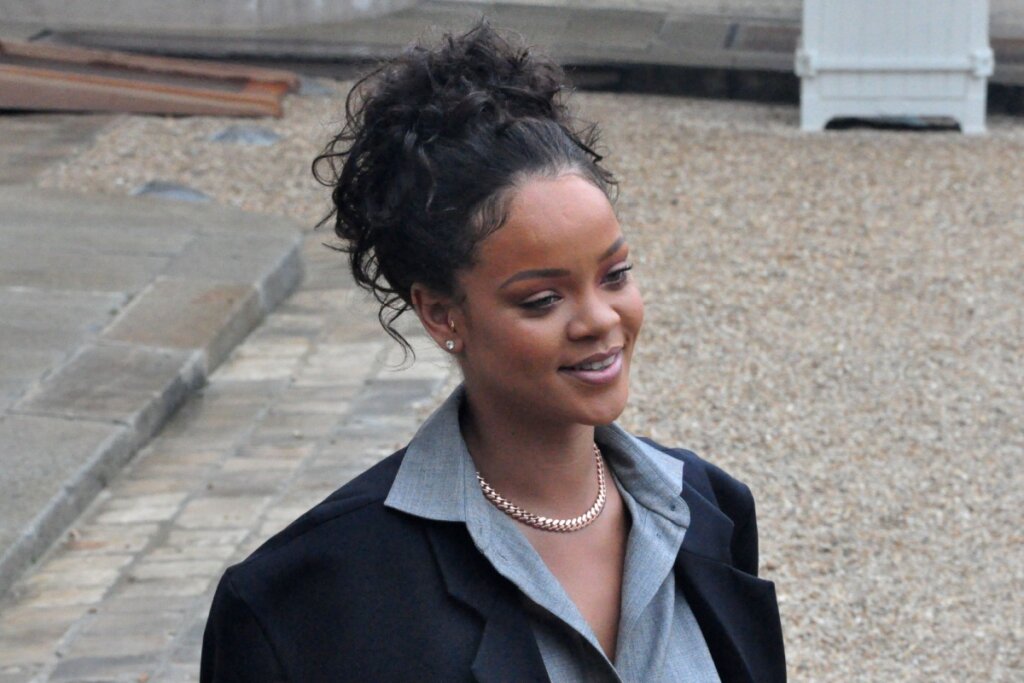 Cantora Rihanna com o cabelo preso em um coque e baby hairs modelados