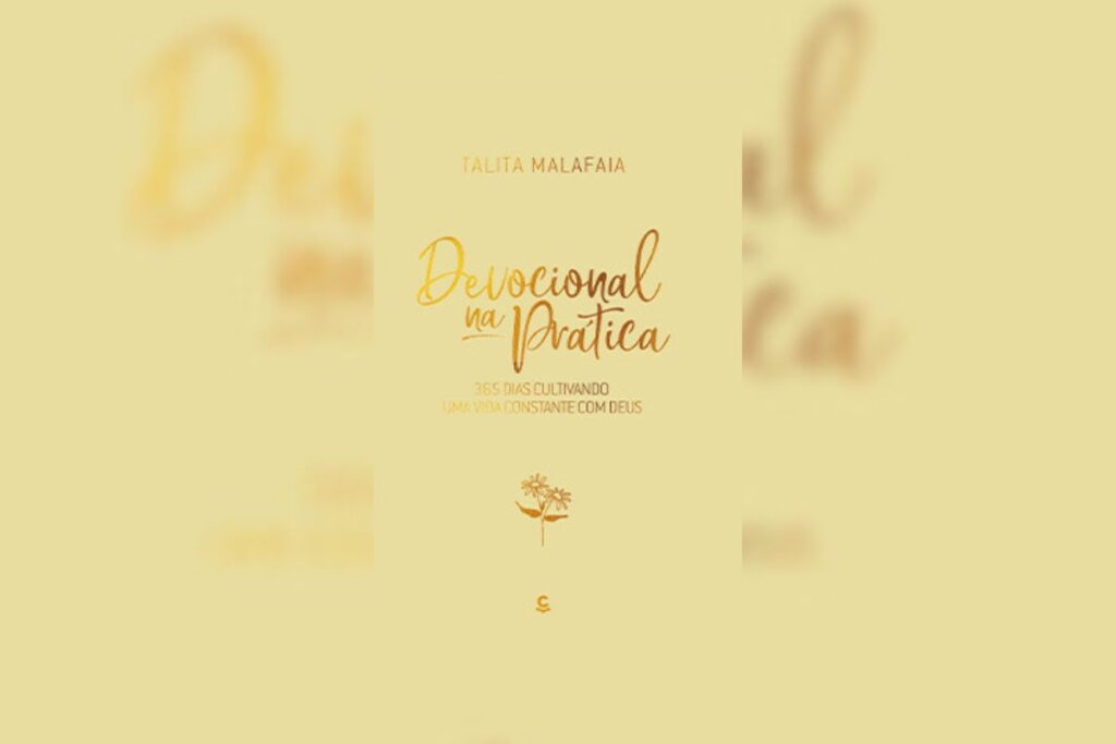 Capa do livro "Devocional na Prática", com o nome em dourado e duas flores da mesma cor em baixo. Fundo bege-escuro 