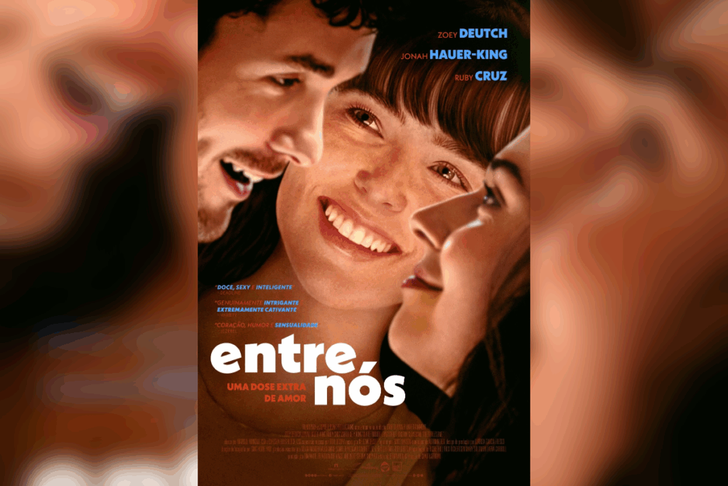 Cartaz do filme “Entre Nós – Uma Dose Extra de Amor” mostrando três personagens sorrindo em close, com os nomes dos atores Zoey Deutch, Jonah Hauer-King e Ruby Cruz no topo e o título centralizado