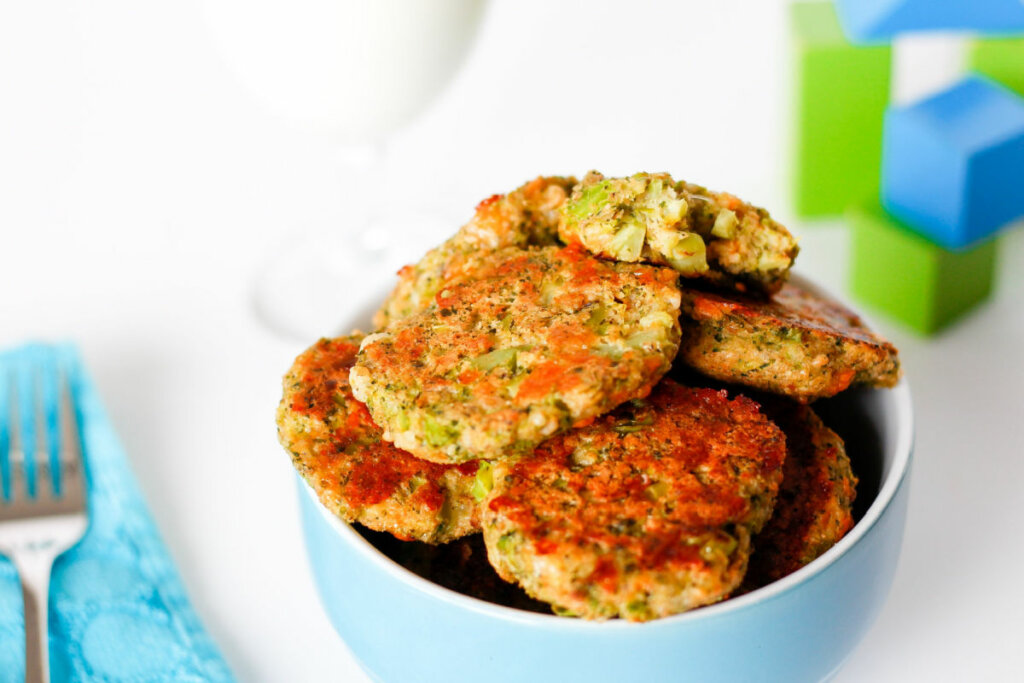 Nuggets de brócolis em recipiente azul