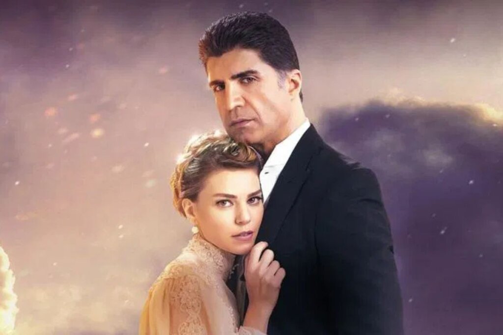 Capa da série "Para Sempre no Meu Coração" com uma mulher e um homem abraçados de lado e, ao fundo, um céu com nuvens rosa e roxo iluminado por uma luz dourada