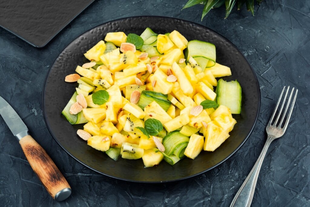 7 saladas para ajudar a combater o inchaço