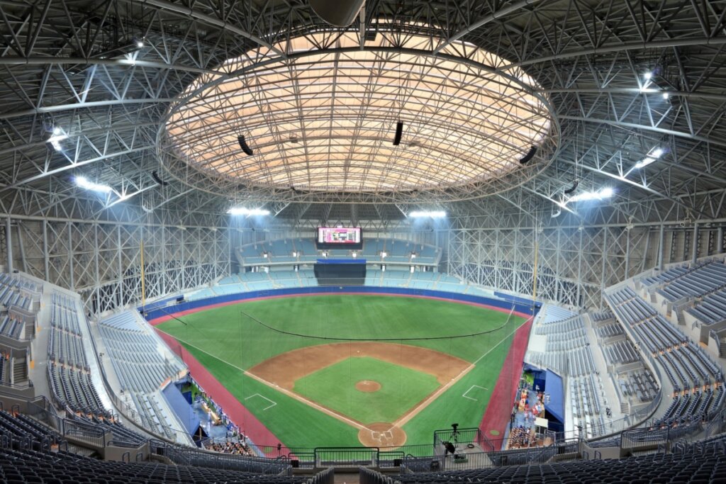 Estádio de beisebol, com arquibancadas brancas nas laterais, vazio em Seul