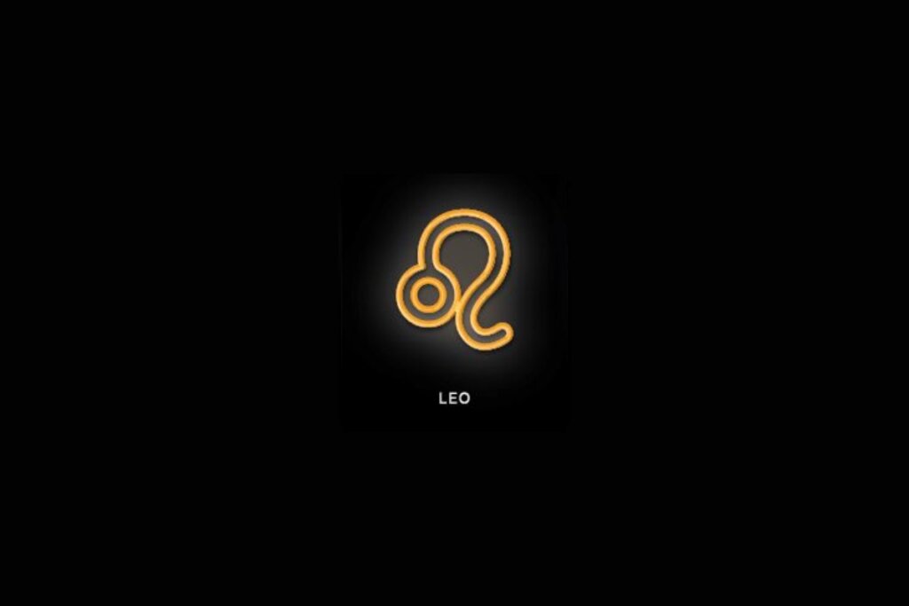 Ilustração laranja do símbolo de leão em fundo preto sobre o nome branco do signo