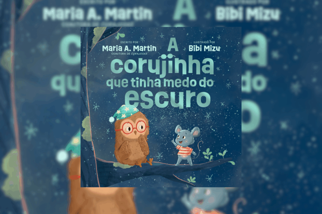 Capa de livro com temática noturna. Uma pequena coruja marrom, usando óculos vermelhos e uma touca de dormir estrelada, está sentada em um galho de árvore. Ao lado dela, um ratinho cinza sorridente aponta para o céu. O fundo é azul marinho com estrelas e o título aparece em letras verde-água: "A corujinha que tinha medo do escuro".