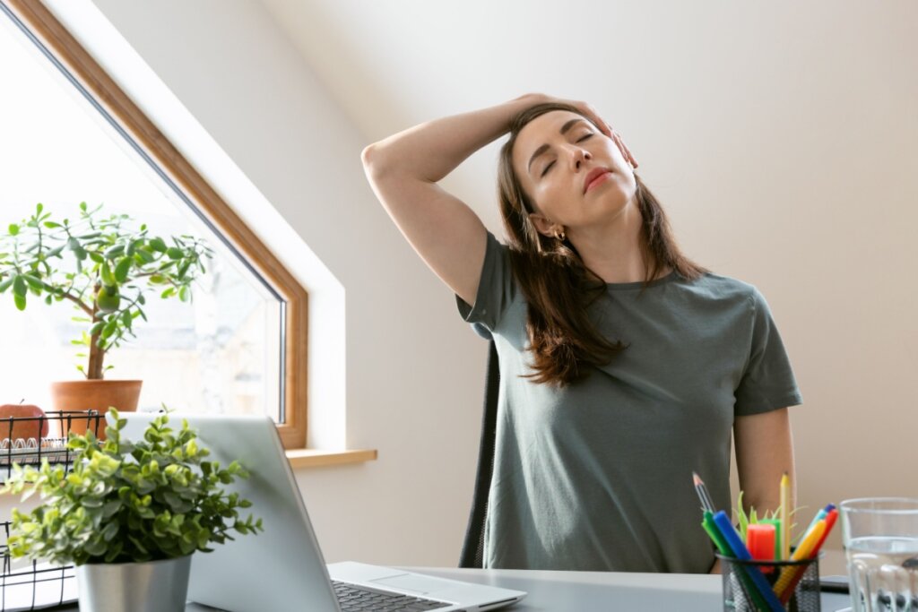 Menos dor, mais produtividade: 4 alongamentos para fazer no trabalho