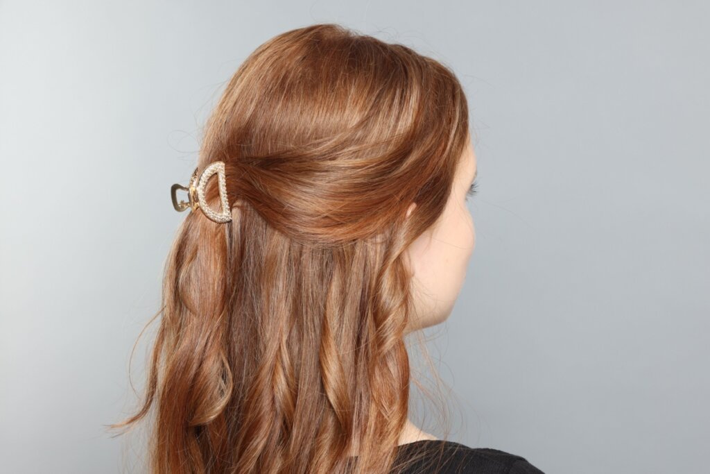 5 penteados com piranhas de cabelo para enfrentar o verão com estilo