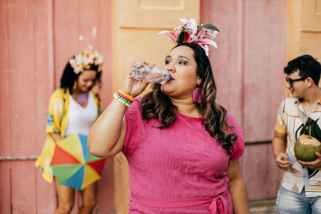 Carnaval sob calor recorde acende alerta para inchaço e dor nas pernas