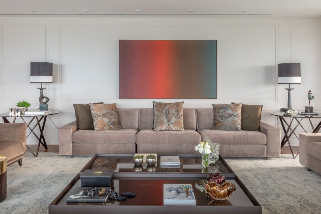Quer decorar a parede atrás do sofá? Veja 3 ideias criativas para valorizar a sala