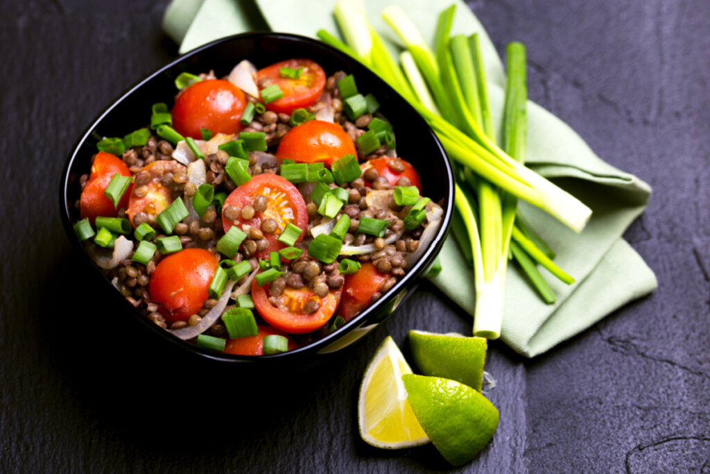 10 saladas proteicas para aumentar a massa muscular